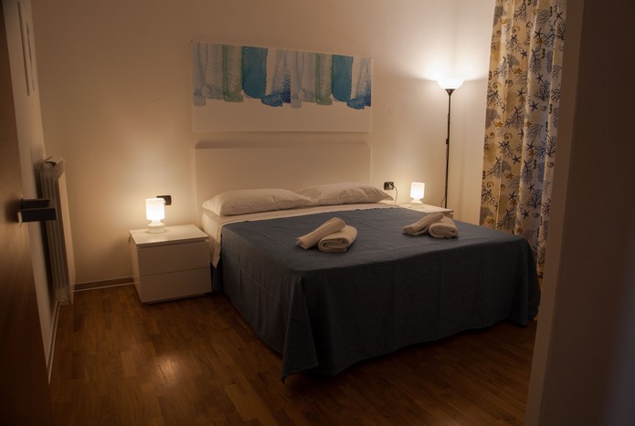 camera-letto-appartamento-per-le-vacanze-illuminazione